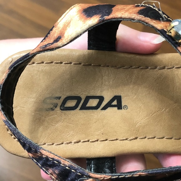 7.5 cheetah soda flats/sandals - Picture 7 of 9
